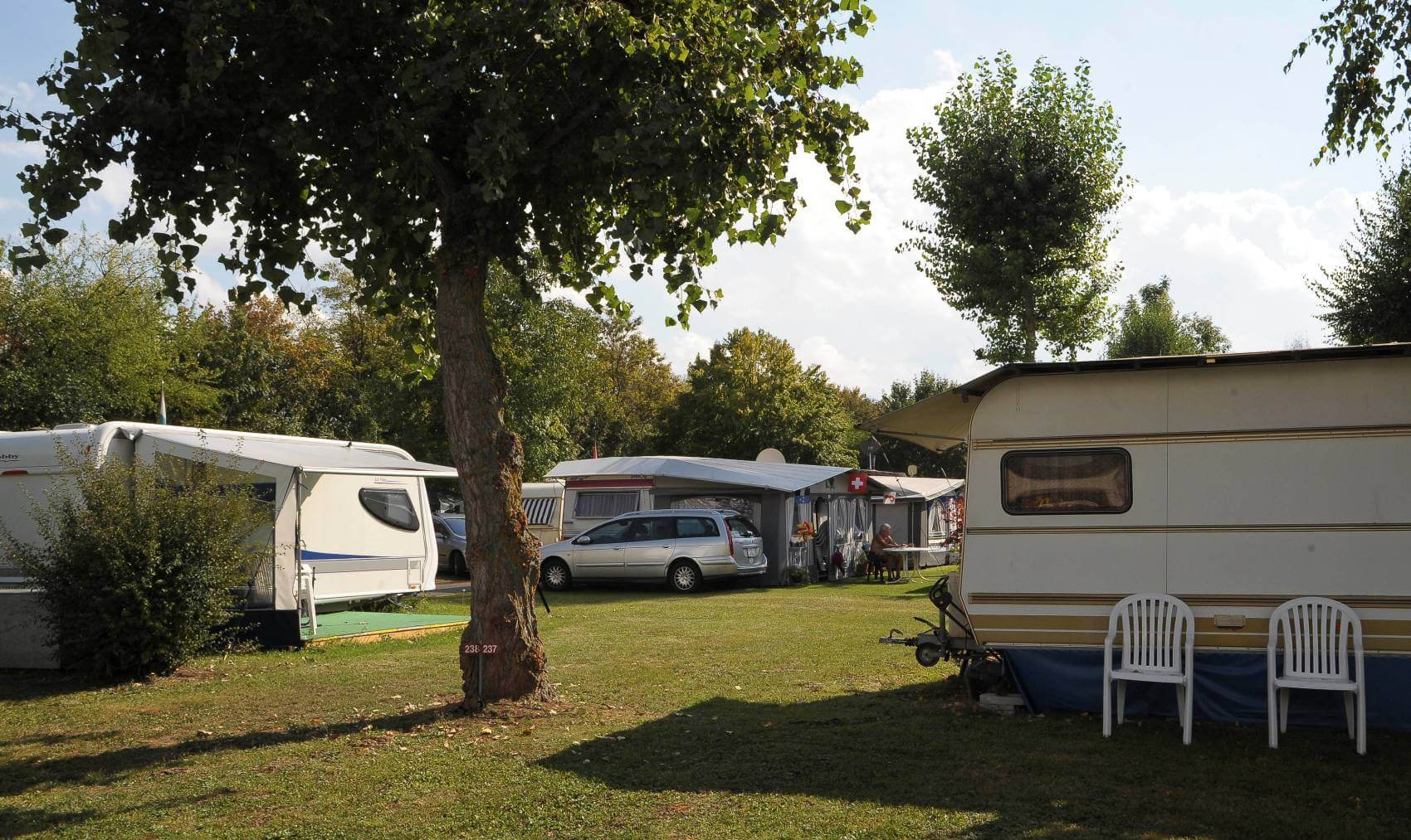 Camping und Schwimmbad am Rhein